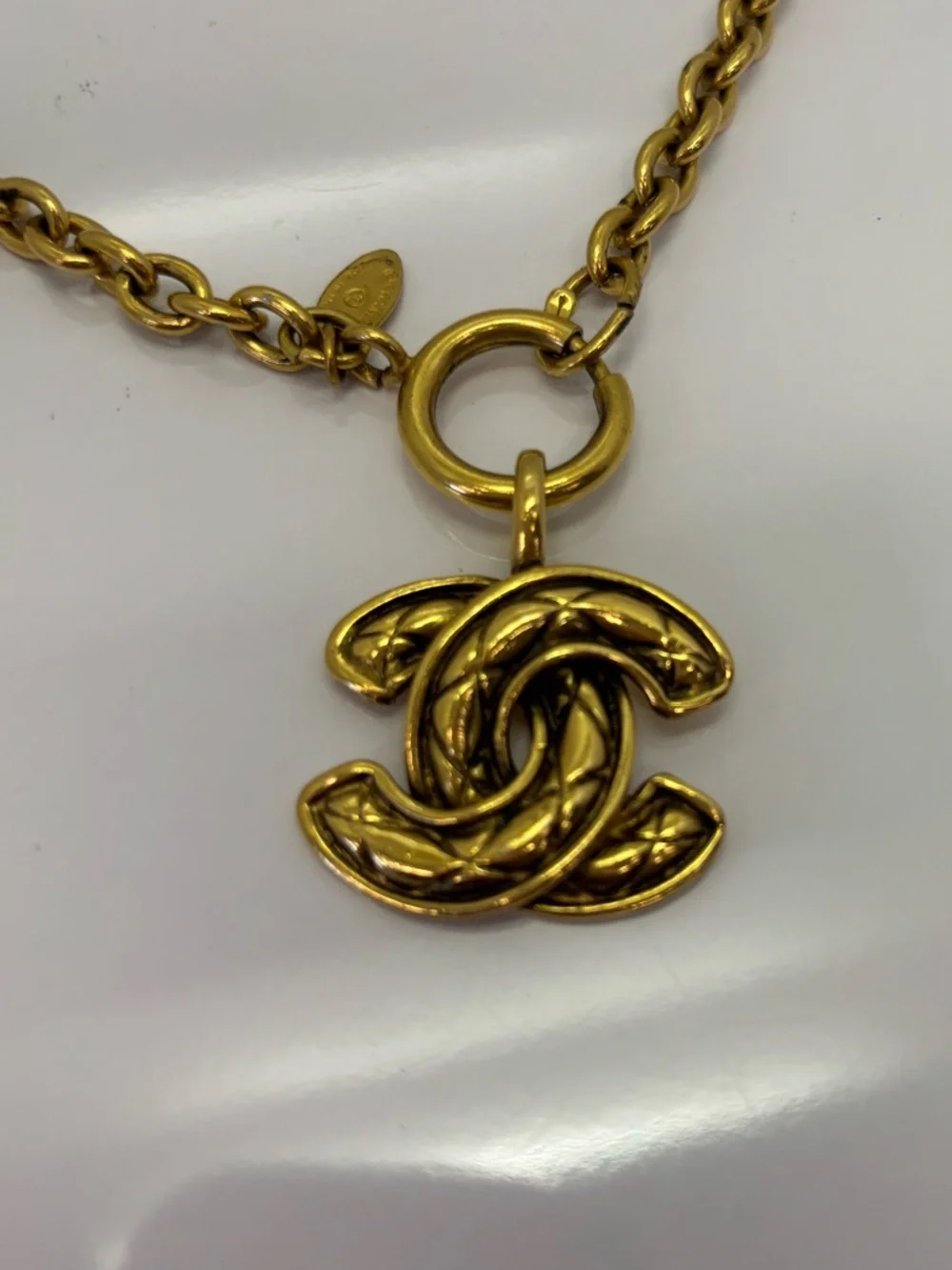 CHANEL Vintage quilted CC Necklace with Interlocking Logo Pendant - Picture 4 of 4